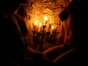 Erotisches Foto von einem Pärchen im Kerzenlicht.
