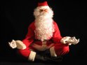 Lustiges Weihnachtsbild mit einem meditierender Weihnachtsmann