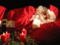 Schlafender Weihnachtsmann mit Adventskranz