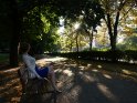 Frau sitzt in einem Park in Spanien