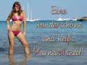 Junge Frau im lila Bikini mit einer im gleichen Farbton gehaltenen Augenmaske steht im flachen Wasser einer Bucht auf Mallorca mit mehreren Yachten im Hintergrund. Der Spruch der Karte lautet: Eine wunderschöne und heiße Karnevalszeit!