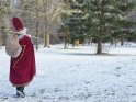 Nikolaus auf Wanderschaft läuft durch eine verschneite Landschaft