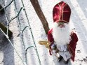 Foto vom St. Nikolaus, aufgenommen aus der Vogelperspektive, so dass der Nikolaus sehr klein wirk.