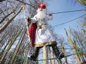 Auf einem Seil stehender Nikolaus aus der Froschperspektive