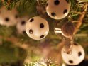 Dieser Weihnachtsbaum wurde extra fr Fuballfans mit Fubllen und Trillerpfeife dekoriert.