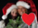 Zwei Frauen mit Weihnachtsmtzen halten einen Herzlollie in die Kamera. 
 
Dieses Kartenmotiv ist seit dem 03. Dezember 2010 in der Kategorie Weihnachtsbilder.