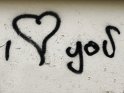I Love You wurde in Schwarz auf eine Wand geschrieben.