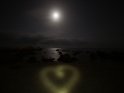 Herz am Strand bei Mondlicht