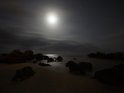Strand und Meer im Mondlicht bei Mondaufgang