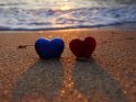 Zwei einsame (zweisame) Herzen am Strand bei Sonnenuntergang