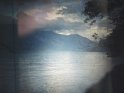 Dieses Foto wurde von der Mattscheibe einer antiken Kamera abfotografiert. Es zeigt den Brienzer See im Berner Oberland.
