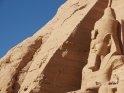 Kopf einer Statue von Ramses II mit blauem Himmel im Hintergrund