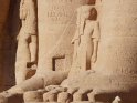 Die Familie von Ramses II zu Füßen des als Gott dargestellten Pharaos