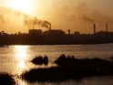 Sonnenuntergang in einer Industrielandschaft am Nil