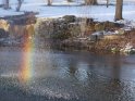 Regenbogen über einem kleinen Teich
