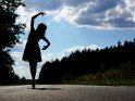 Junge Frau tanzt Ballett auf der Straße