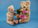 Zwei Teddybären mit einem Blumenstrauß