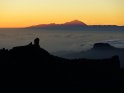 Blick über den Roque Nublo (links im Bild) über das Wolkenmeer hin zur Insel Teneriffa mit dem noch von der untergehenden Sonne beleuchteten Teide.