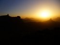Sonnenuntergang in den Bergen von Gran Canaria - rechts sieht man den Roque Bentayga und links den Roque Nublo.