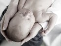 24 Tage altes Baby in den Armen seines Vaters