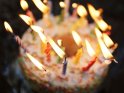 Brennende Kerzen auf einer Geburtstagstorte