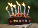 Schokoladen-Geburtstagskuchen mit brennenden Kerzen