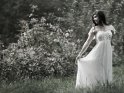 Hbsche junge Frau in einem Brautkleid