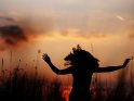 Eine Frau macht Luftsprnge auf einer Wiese mit dem Sonnenuntergang im Hintergrund. 
 
Dieses Motiv finden Sie seit dem 28. November 2014 in der Kategorie Sonstige Personenfotos.