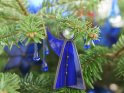Blauer Bleiglasengel am Weihnachtsbaum