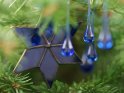 Blauer Glasstern mit glsernen Tropfen an einem Weihnachtsbaum