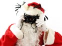 Lustiges Bild vom Weihnachtsmann, der eine Maske anprobiert.