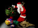 Lustiges Bild vom Weihnachtsmann, der versucht den geschmückten Weihnachtsbaum zu fällen.