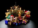 Teddybärenfamilie mit Geschenken unterm Weihnachtsbaum