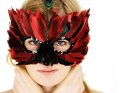 Frau mit einer aus roten Federn bestehenden Karnevalsmaske