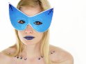 Frau mit einer blauen Karnevalsmaske und dazu farblich passenden Lippen