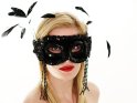 Schwarze venezianische Maske mit knallroten Lippen