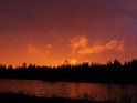 Sonnenuntergang über einem kleinen finnischen See