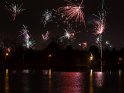 Feuerwerk zum Jahreswechsel 2015/2016 ber Gttingen, fotografiert mit dem Kiessee im Vordergrund