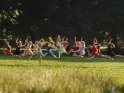 Springende Tänzerinnen (Jazz-Dance) im Park