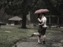 Küssendes Paar in strömendem Regen