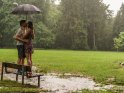 Küssendes Paar in strömendem Regen