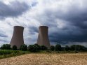 Atomkraftwerk mit aufziehenden dunklen Wolken