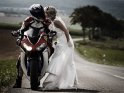 Motorradfahrer mit seiner Braut