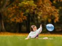 Ein kleines Mdchen sitzt im herbstlichen Park auf einer Decke und spielt mit einem Heliumballon 
 
Dieses Kartenmotiv ist seit dem 24. Oktober 2016 in der Kategorie Kinderfotos.