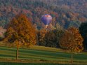Herbstlandschaft mit einem Heißluftballon kurz vor der Landung