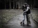 Küssendes Paar auf einem regennassen Weg