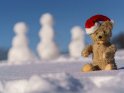 Teddybär mit Weihnachtsmütze sitzt im Schnee mit Schneemännern im Hintergrund 
 
Dieses Kartenmotiv wurde am 23. Dezember 2017 neu in die Kategorie Weihnachtsbilder aufgenommen.