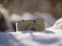 Alter, angemalter Fotoapparat im Schnee