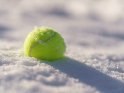 Tennisball im Schnee