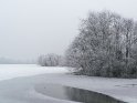 Der weitgehend gefrorene Gttinger Kiessee mit Schnee und Reif